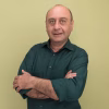 hombre-mediana-edad-complacido-camiseta-verde-cruzando-manos-aisladas-pared-verde-oliva_141793-87304